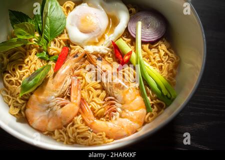 Spaghetti istantanei con gamberi e uova è un fast food molto popolare in molti paesi del mondo. Ingredienti includono spaghetti istantanei, gamberetti, verdure Foto Stock