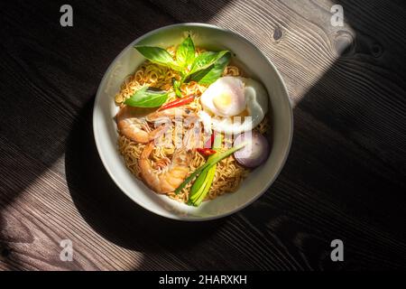 Spaghetti istantanei con gamberi e uova è un fast food molto popolare in molti paesi del mondo. Ingredienti includono spaghetti istantanei, gamberetti, verdure Foto Stock