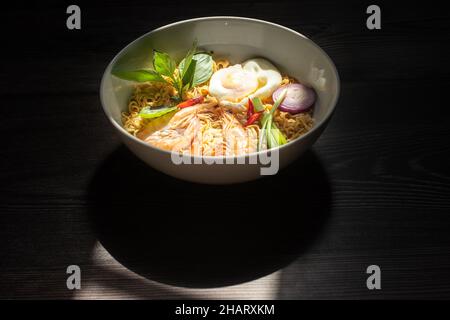 Spaghetti istantanei con gamberi e uova è un fast food molto popolare in molti paesi del mondo. Ingredienti includono spaghetti istantanei, gamberetti, verdure Foto Stock