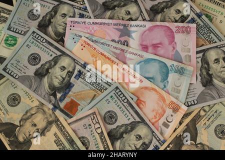 Duecento, uno e cinquanta banconote turche in American Dollar Bills, flat layout, vista dall'alto Foto Stock