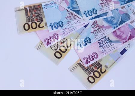 Banconote turche e duecento banconote di euro progettate insieme su una superficie bianca con spazio per la copia Foto Stock