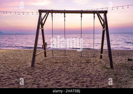 Na Jomtien Beach Pattaya Thailandia, swing sulla spiaggia tropicale durante il tramonto a Pattaya Foto Stock