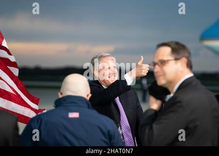 Des Moines, Iowa, Stati Uniti. 14 Ott 2020. Il Capo dello staff di White House MARK MEADOWS saluta i sostenitori quando il presidente americano Trump arriva a un evento della campagna Make America Great Again presso l'aeroporto internazionale di Des Moines. Credit: Alex Edelman/ZUMA Wire/Alamy Live News Foto Stock