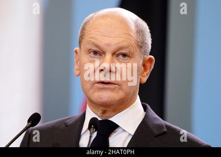 Warschau, Polonia. 12th Dic 2021. Il Cancelliere federale OLAF Scholz (SPD) in visita inaugurale in Polonia. Credit: Kay Nietfeld/dpa/Alamy Live News Foto Stock