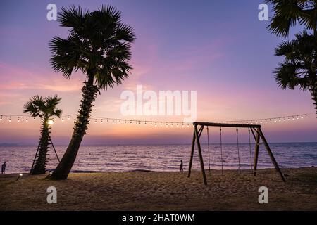 Na Jomtien Beach Pattaya Thailandia, swing sulla spiaggia tropicale durante il tramonto a Pattaya Foto Stock