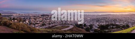 Grande vista panoramica dell'intera Baia di San Francisco durante l'alba Foto Stock