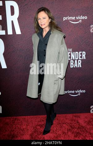 LOS ANGELES - DEC 12: Jacqueline Bisset al Tender Bar Premiere al TCL Chinese Theatre IMAX il 12 dicembre 2021 a Los Angeles, CA Foto Stock