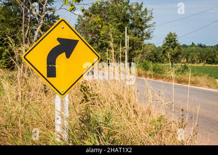 "Svolta A DESTRA" segnale stradale giallo, cartello stradale sulla strada Foto Stock
