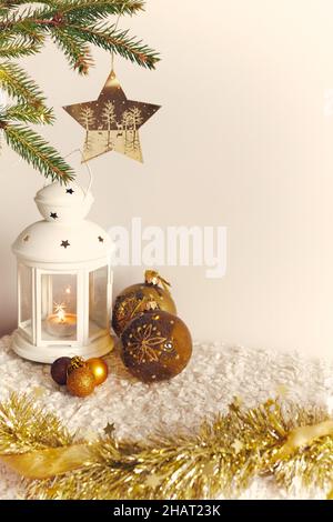 Sfondo di Natale, un abete rosso con una stella e una candela, palle per decorazione e un cono su sfondo bianco. Foto di Capodanno. Vista frontale. Foto Stock