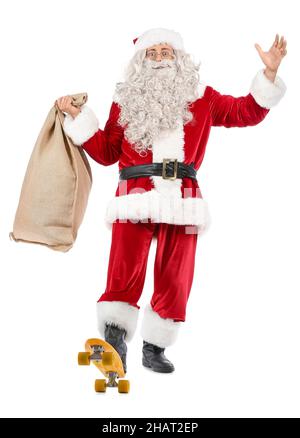 Babbo Natale con sacco e skateboard su sfondo bianco Foto Stock