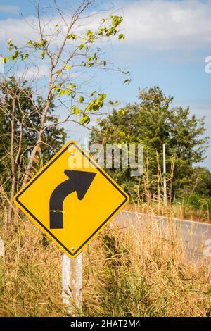 "Svolta A DESTRA" segnale stradale giallo, cartello stradale sulla strada Foto Stock