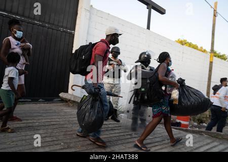 Tapachula, Messico. 14th Dic 2021. Gli emigranti haitiani si imbarcarono sugli autobus forniti dall'Istituto Nazionale Migrazioni Messicano per portarli in altre città del Messico. INM è autobus i migranti per alleviare le sopraffatte autorità migratorie e di asilo nella città di Tapachula, al confine con il Guatemala. Ogni autobus si dirigeva verso una destinazione diversa. I migranti, molti dei quali erano in attesa in linea da più di una settimana, non avevano scelta di destinazione. Molte persone erano ammalate di tosse e di febbre alta. Credit: Diario/Diario Live News Foto Stock