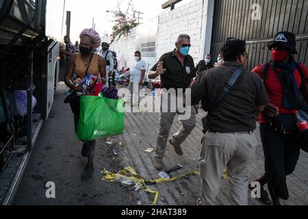 Tapachula, Messico. 14th Dic 2021. Gli emigranti haitiani si imbarcarono sugli autobus forniti dall'Istituto Nazionale Migrazioni Messicano per portarli in altre città del Messico. INM è autobus i migranti per alleviare le sopraffatte autorità migratorie e di asilo nella città di Tapachula, al confine con il Guatemala. Ogni autobus si dirigeva verso una destinazione diversa. I migranti, molti dei quali erano in attesa in linea da più di una settimana, non avevano scelta di destinazione. Molte persone erano ammalate di tosse e di febbre alta. Credit: Diario/Diario Live News Foto Stock