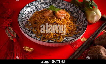 Chow Mein, gustosa cucina cinese, tradizionale cinese agitare tagliatelle fritte con gamberi. Primo piano Foto Stock