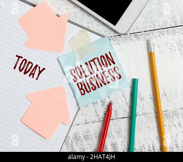 Testo della scrittura a mano soluzione aziendale. Concetto significato Marketing e pubblicità libro paga contabilità Ricerca composizione lettera idea, elenco testo Foto Stock