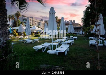 Mare, spiaggia, ombrelloni e lettini in Side Antalya.cielo nuvoloso. Messa a fuoco selettiva. Nessuna gente. Foto Stock