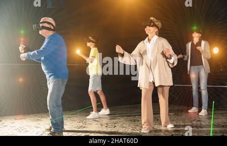 Nonni e nipoti che giocano insieme ai videogame di realtà virtuale Foto Stock