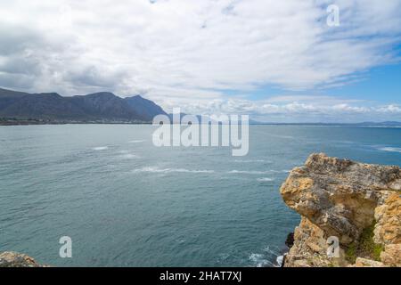 Oceano Indiano nella Baia di Walker vicino a Hermanus nel Capo Occidentale del Sud Africa Foto Stock