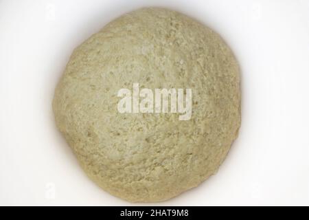 Pasta di lievito preparata per preparare pane e dolci fatti in casa. Sfondo bianco. Foto Stock
