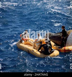 (15 settembre 1966) --- astronauti Richard F. Gordon Jr. (A sinistra), pilota del Gemini-11, e Charles Conrad Jr., pilota di comando, si siedono in zattera durante l'attesa di pick-up da un elicottero dalla USS Guam. I membri della squadra di frogman della Marina aspettano con loro. Foto Stock