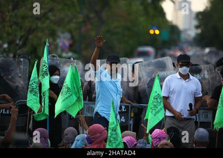 Bangkok, Bangkok, Thailandia. 14th Dic 2021. Proteste dalla provincia di Songkhla, nel sud della Thailandia, si dirigono verso la Camera del Governo chiedendo alle autorità di fermare lo sviluppo di un parco industriale. (Credit Image: © Kan Sangtong/Pacific Press via ZUMA Press Wire) Foto Stock