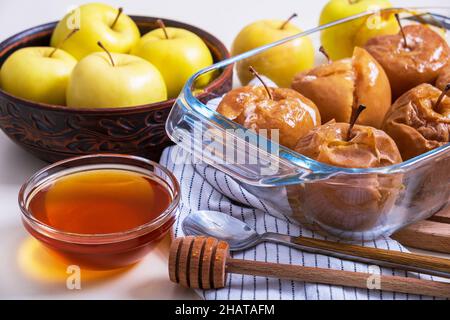 Mele caramellate al forno con miele in teglia refrattaria in vetro Foto Stock