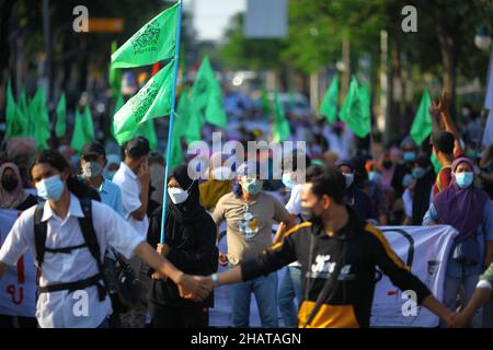 Bangkok, Bangkok, Thailandia. 14th Dic 2021. Proteste dalla provincia di Songkhla, nel sud della Thailandia, si dirigono verso la Camera del Governo chiedendo alle autorità di fermare lo sviluppo di un parco industriale. (Credit Image: © Kan Sangtong/Pacific Press via ZUMA Press Wire) Foto Stock