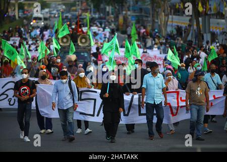 Bangkok, Bangkok, Thailandia. 14th Dic 2021. Proteste dalla provincia di Songkhla, nel sud della Thailandia, si dirigono verso la Camera del Governo chiedendo alle autorità di fermare lo sviluppo di un parco industriale. (Credit Image: © Kan Sangtong/Pacific Press via ZUMA Press Wire) Foto Stock