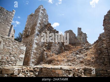 Grecia Vatheia villaggio. Vecchie case a torre abbandonate nella penisola di Vathia mani, Laconia Peloponneso. Edifici Stonewall con piccole finestre, fortif greco Foto Stock