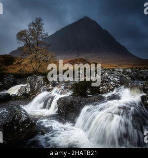 Cascate sul fiume Etive e Buahille Etive Mor in autunno. Famoso paesaggio a Glencoe, Highlands scozzesi. Foto Stock