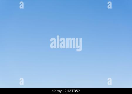 Cielo blu chiaro reale senza nuvole Foto Stock