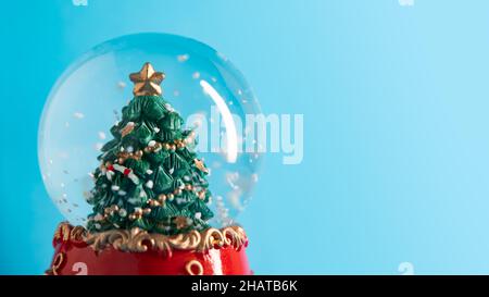Albero di Natale in una sfera di cristallo con neve Foto Stock