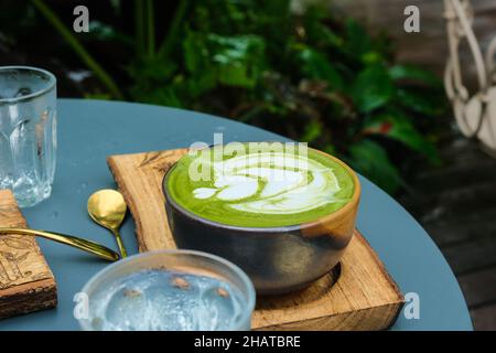 Spazio copia tè caldo in ritardo Green macha sul tavolo Foto Stock