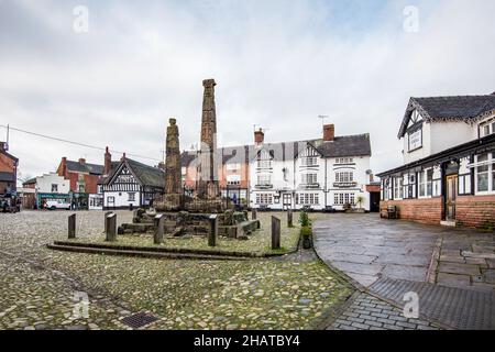 Il Sandbach attraversa, Piazza del mercato, Sandbach con il Saxon Grill edificio dietro........ al centro a destra (dicembre 2021) Foto Stock