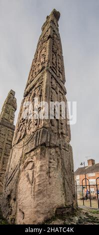 Le croci di Sandbach, la Piazza, Sandbach, Cheshire (due croci anglosassoni in pietra del 9th secolo ) Foto Stock