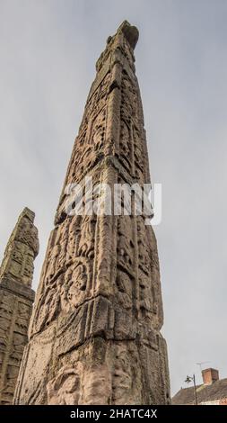 Le croci di Sandbach, la Piazza, Sandbach, Cheshire (due croci anglosassoni in pietra del 9th secolo ) Foto Stock