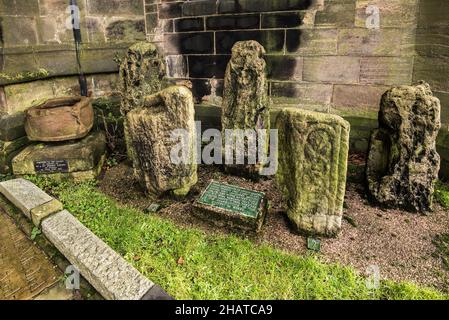 Frammenti scultorei del primo medioevo nel cimitero di St Mary, Sandbach Cheshire Foto Stock