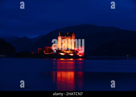 Il castello di Eilean Donan è stato inondato di luce rossa per il Poppy Day Foto Stock