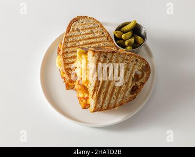 Vista dall'alto della fetta di pane tostato caldo con formaggio fuso Foto Stock