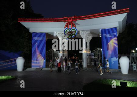 L'ingresso principale di notte, decorato per la celebrazione dei 30th anni di indipendenza il 1 settembre 2021. Al Central Park di Tashkent, Uzbekista Foto Stock