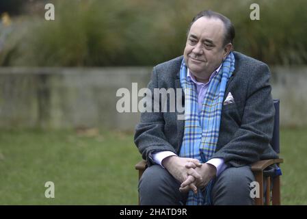 Alex Salmond - ex deputato SNP e primo Ministro della Scozia - conduce un'intervista televisiva sul College Green, Westminster, Londra, 14th dicembre 2021 Foto Stock