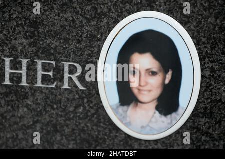 Foto di archivio datata 3/6/2020 della pietra miliare di Jean Smyth-Campbell nel cimitero di Milltown a Belfast. Gli alti funzionari sono in attesa di una sentenza della Corte Suprema sul fatto che il Servizio di polizia dell'Irlanda del Nord sia sufficientemente indipendente da svolgere indagini su due eventi durante i disordini di Ulster mezzo secolo fa. Sette giudici con sede a Londra hanno sentito argomenti, in occasione di un'audizione della Corte Suprema di giugno, relativi a proposte di indagini di polizia sull'uccisione di una donna cattolica nel 1972 e sul trattamento di 12 persone, che sono diventate note come "uomini accoccolati", detenute nel 1971. Problema dat Foto Stock