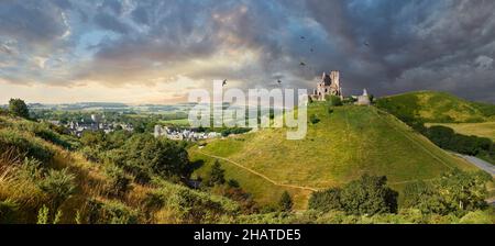 Castello medievale Corfe mantenere e merlamenti all'alba, costruito nel 1086 da Guglielmo il Conquistatore, Dorset Inghilterra. Corfe Castello è una fortificazione in piedi Foto Stock