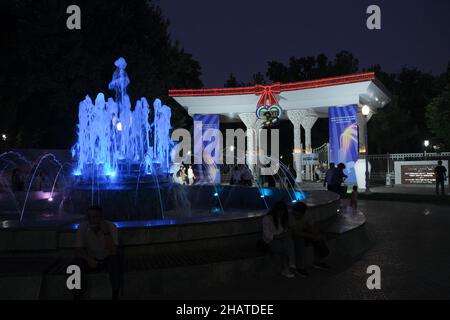 L'ingresso principale di notte, decorato per la celebrazione dei 30th anni di indipendenza il 1 settembre 2021. Al Central Park di Tashkent, Uzbekista Foto Stock