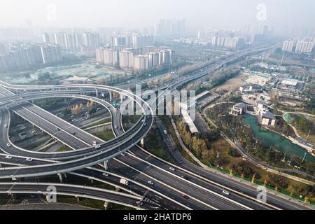 Traffico stradale in città a Chengdu, Cina Foto Stock
