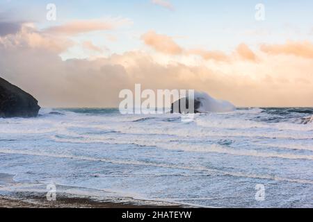 Onde da Storm Arwen che si infrangono su Gull Rock a Portreath Beach, Cornovaglia, Regno Unito Foto Stock