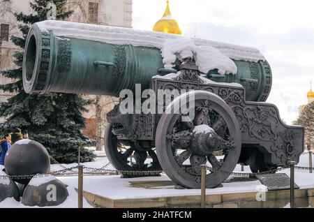 MOSCA - 21 FEBBRAIO 2018: Re Cannon nel Cremlino di Mosca in inverno. Punto di riferimento popolare. Foto Stock