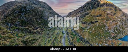 Vista aerea delle strade tortuose a Gap of Dunloe nel Ring of Kerry, uno stretto passo di montagna che corre da nord a sud della contea di Kerry, Irlanda Foto Stock