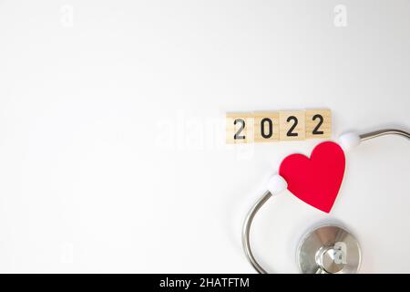 Stetoscopio con 2022 isolato su sfondo bianco. Felice anno nuovo per assistenza sanitaria e banner medico calendario copertina. Idea creativa per una nuova tendenza in Foto Stock