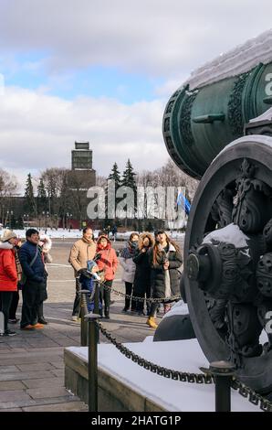 MOSCA - 21 FEBBRAIO 2018: Re Cannon nel Cremlino di Mosca in inverno. Punto di riferimento popolare. Foto Stock